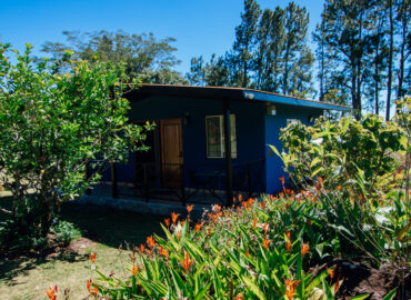 "Vista Exterior de Nuestra Cabaña Rodeada de Jardines Floridos"