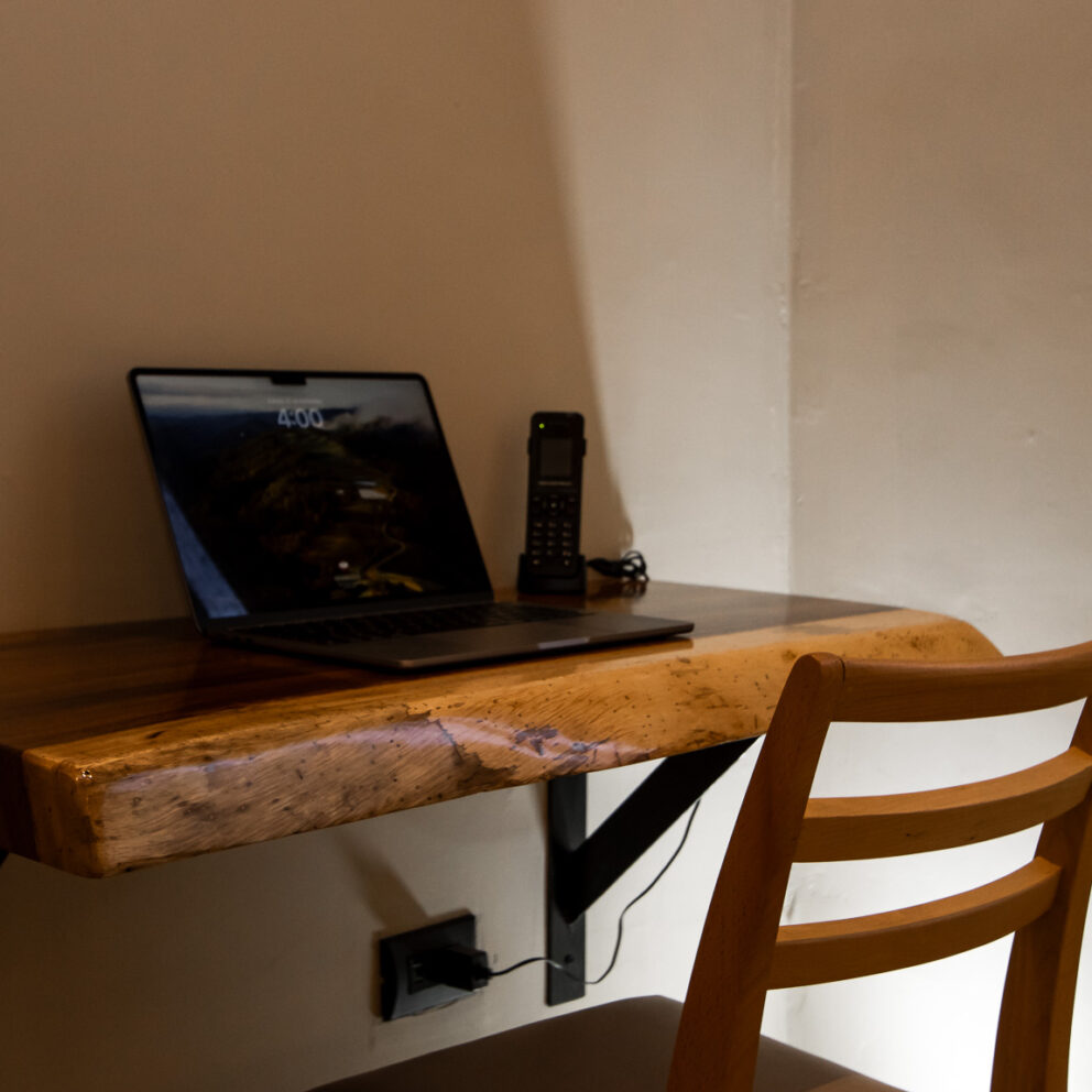 "Escritorio de madera con laptop en la habitación El Pianista en Los Abetos"