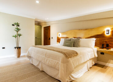 "Espaciosa Suite con Cama King y Detalles en Madera Natural"