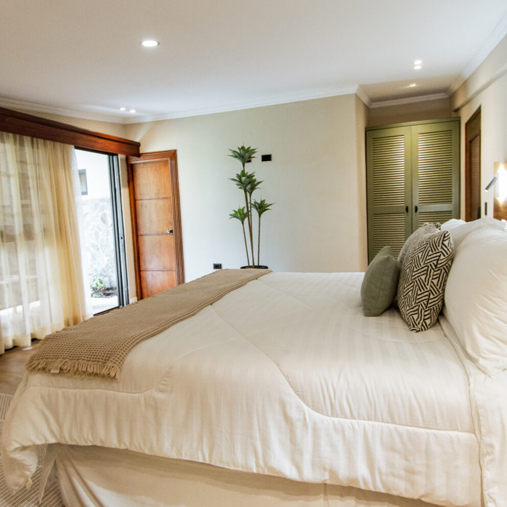 Imagen de la Suite Principal en Los Abetos Boutique Hotel, mostrando una cama grande y cómoda, con acceso directo a una terraza privada y una decoración acogedora.