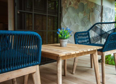 Imagen de la terraza privada de la Suite en Los Abetos Boutique Hotel, mostrando una elegante mesa de madera con sillas de diseño, ideal para relajarse y disfrutar de la naturaleza circundante.