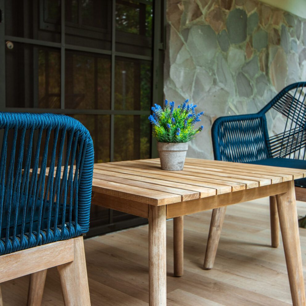 Imagen de la terraza privada de la Suite en Los Abetos Boutique Hotel, mostrando una elegante mesa de madera con sillas de diseño, ideal para relajarse y disfrutar de la naturaleza circundante.