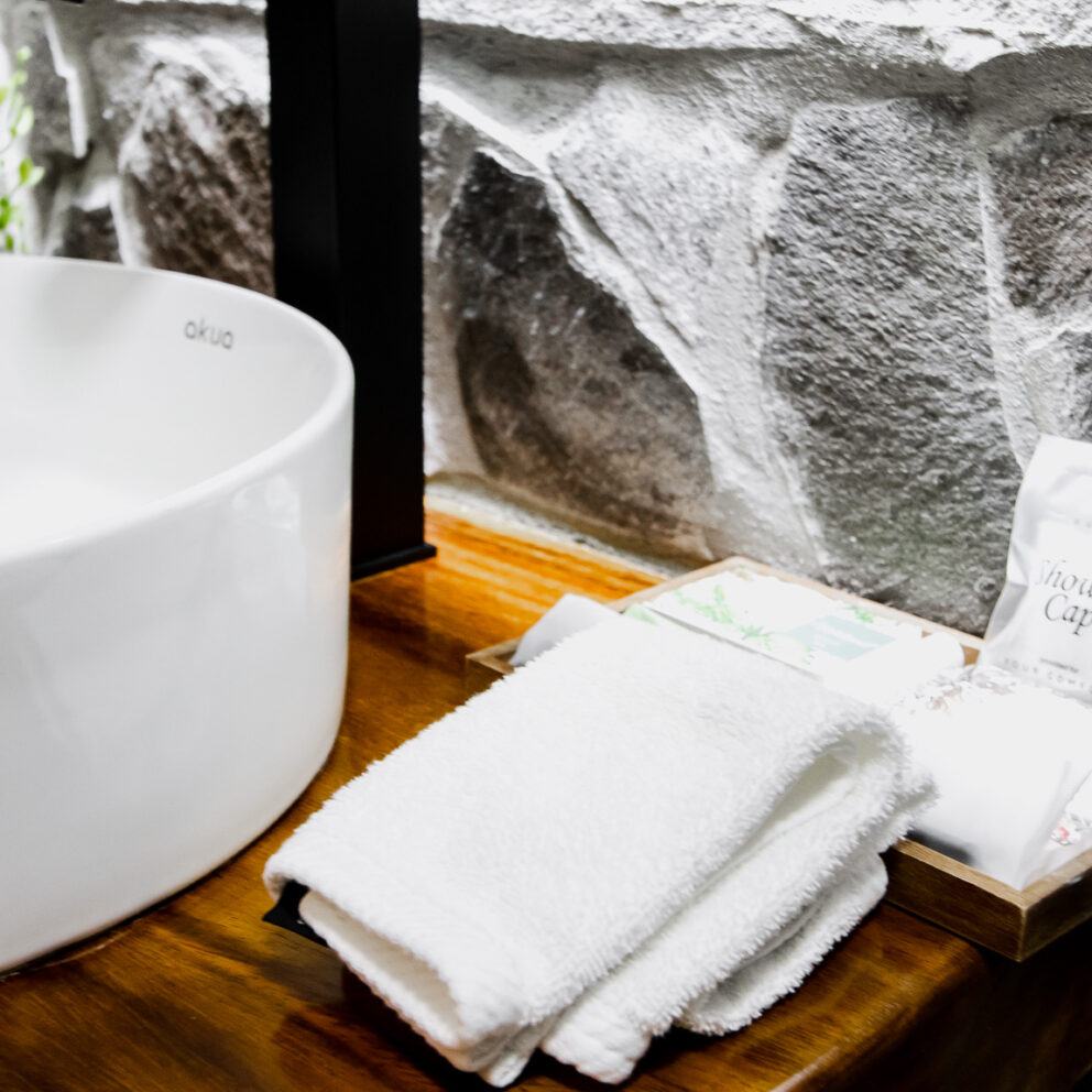 "Amenities de lujo en el baño de Los Abetos Boutique Hotel"