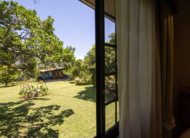 "Vista al jardín desde la habitación La India Vieja en Los Abetos"