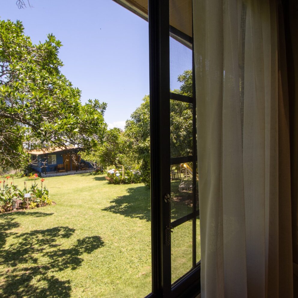 "Vista al jardín desde la habitación La India Vieja en Los Abetos"