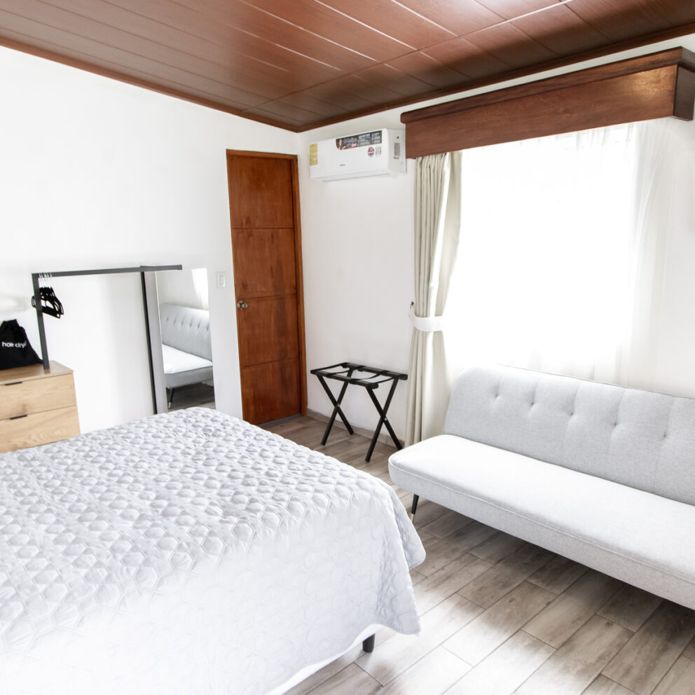 "Cabaña con Cama Queen, Sofá y Decoración Contemporánea"