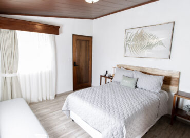 "Habitación de Cabaña con Cama Queen y Diseño Moderno y Acogedor"